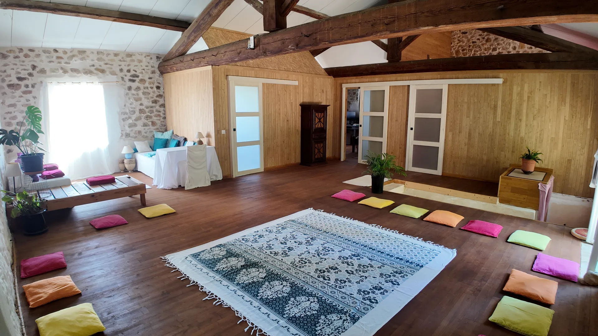Salle claire et calme du Domaine Conscience